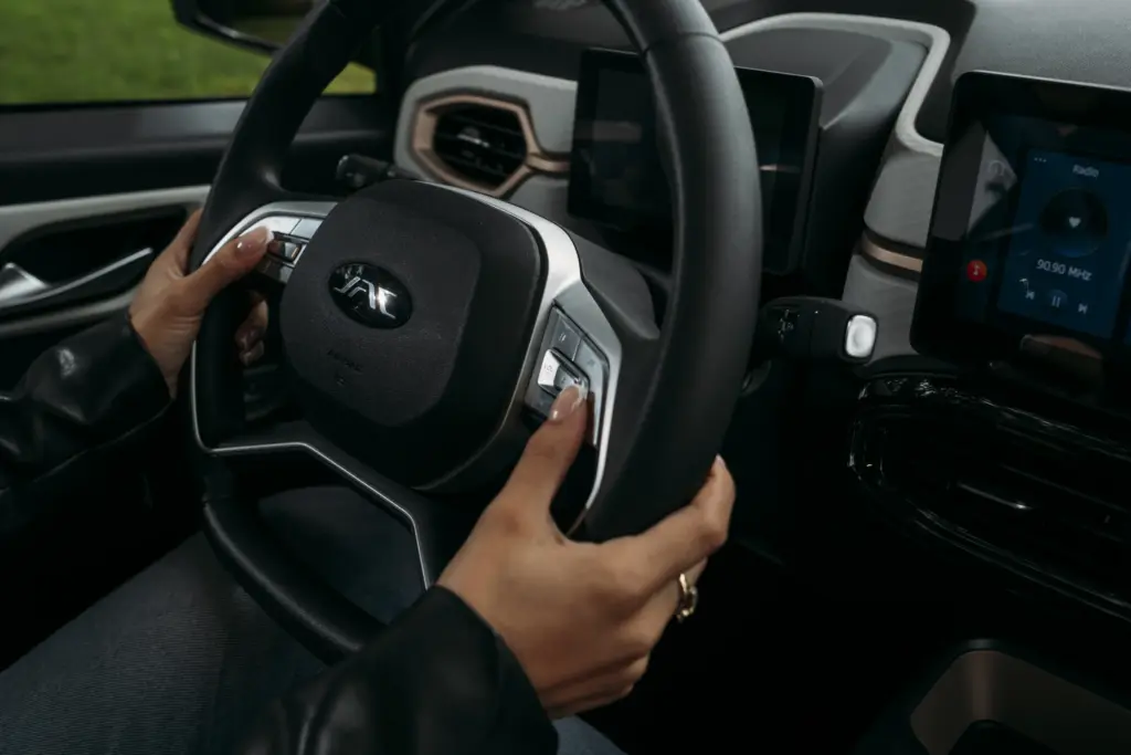 Automóvil eléctrico JAC E10X - Detalle de diseño interior/exterior