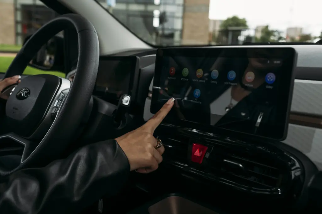 Automóvil eléctrico JAC E10X - Detalle de diseño volante
